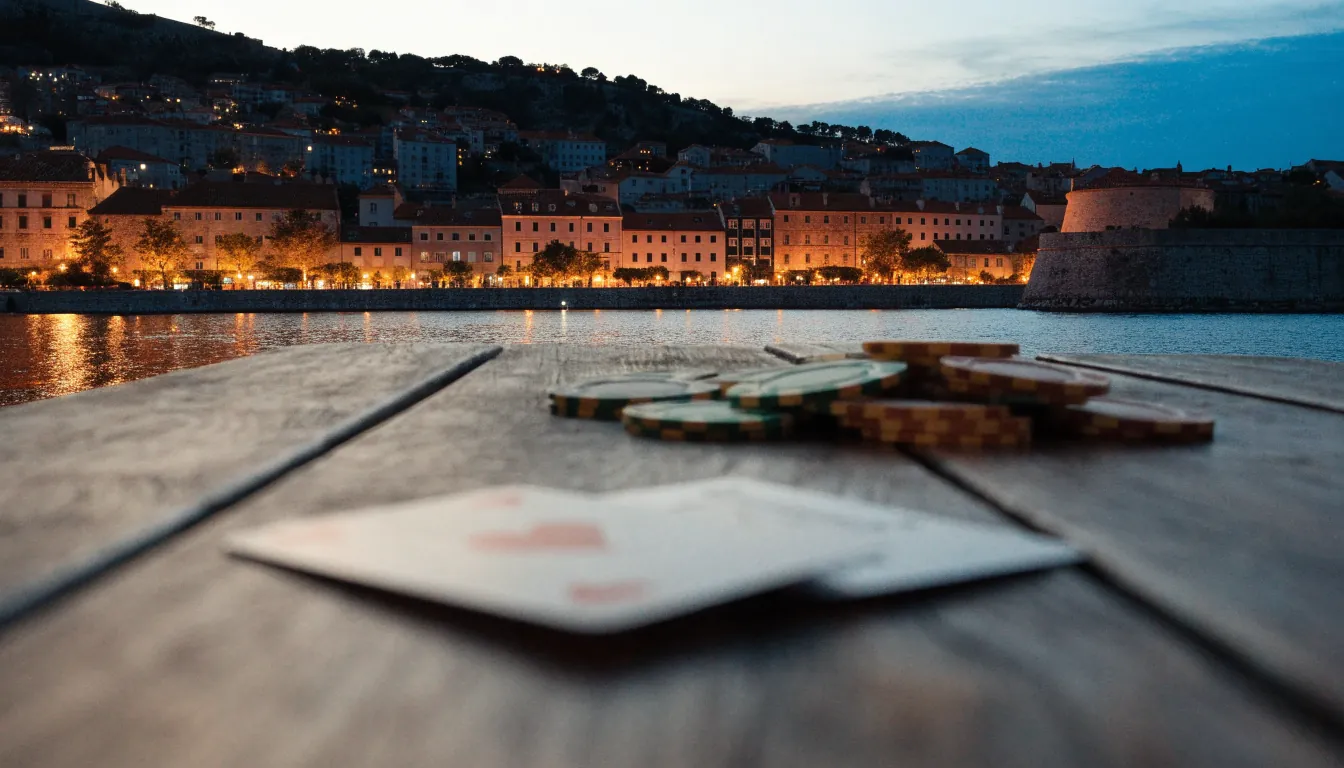 Hrpa casino žetona i karata na stolu s pogledom na hrvatsku obalu